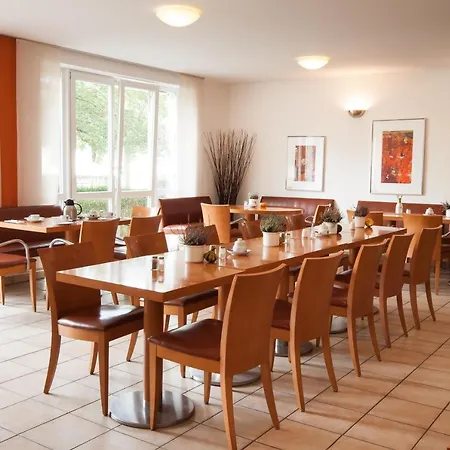 Gastehaus Olympia Reitanlage Munchen-riem ミュンヘン