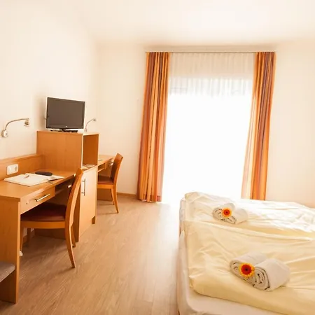 Gastehaus Olympia Reitanlage Munchen-riem *