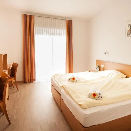 Gastehaus Olympia Reitanlage Munchen-riem Frühstückspension