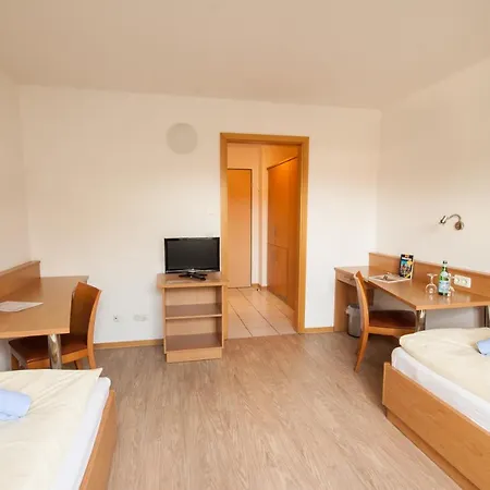 Gastehaus Olympia Reitanlage Munchen-riem